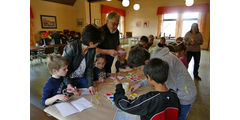 Vorschulkinder in der „Galerie“ von Stadtpfarrer Kowal (Foto: Karl-Franz Thiede)